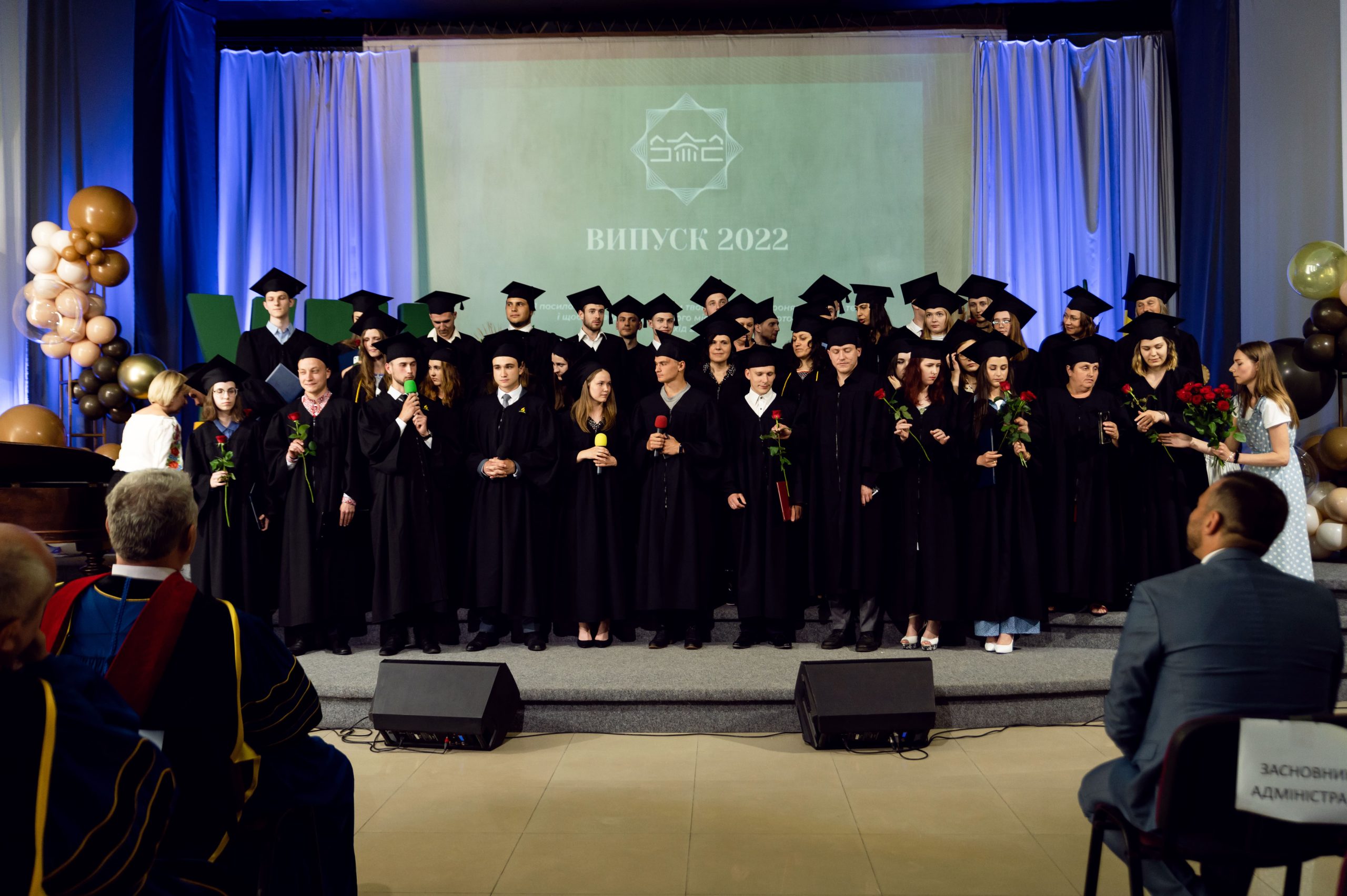 80 випускників отримали дипломи