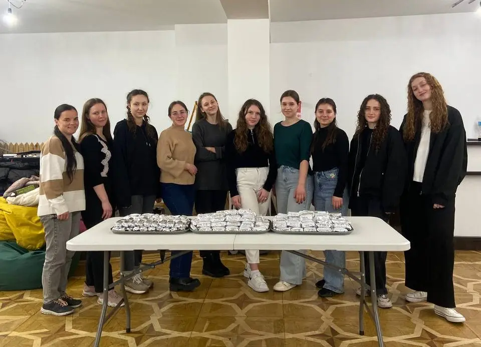 Студенти Українського гуманітарного інституту передали військовим 280 енергетичних батончиків