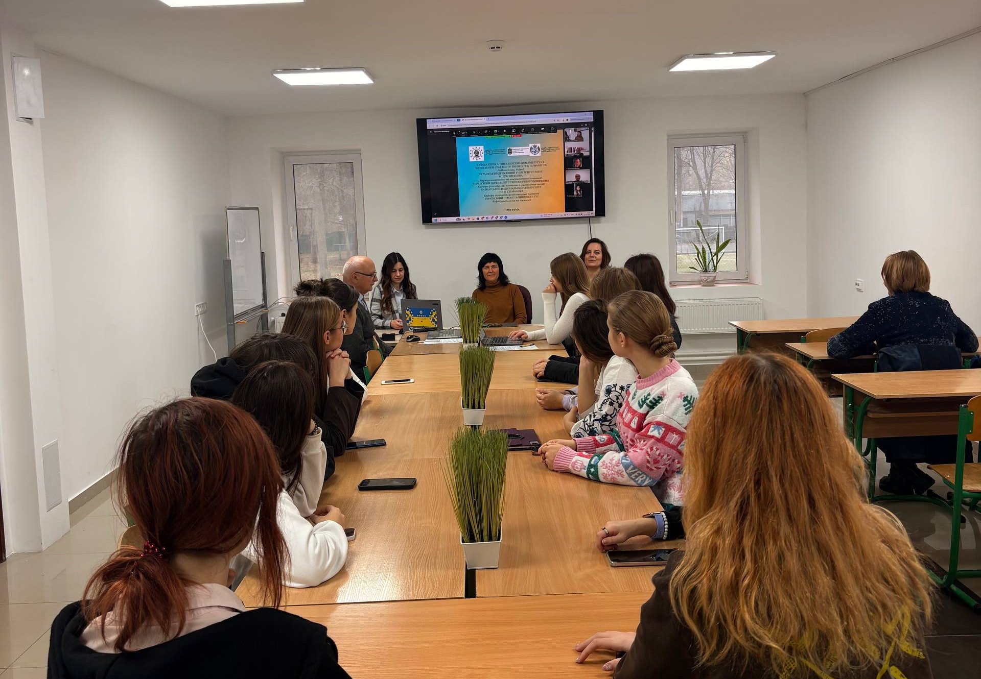 Про роль духовно-моральних орієнтирів говорили на науковій конференції