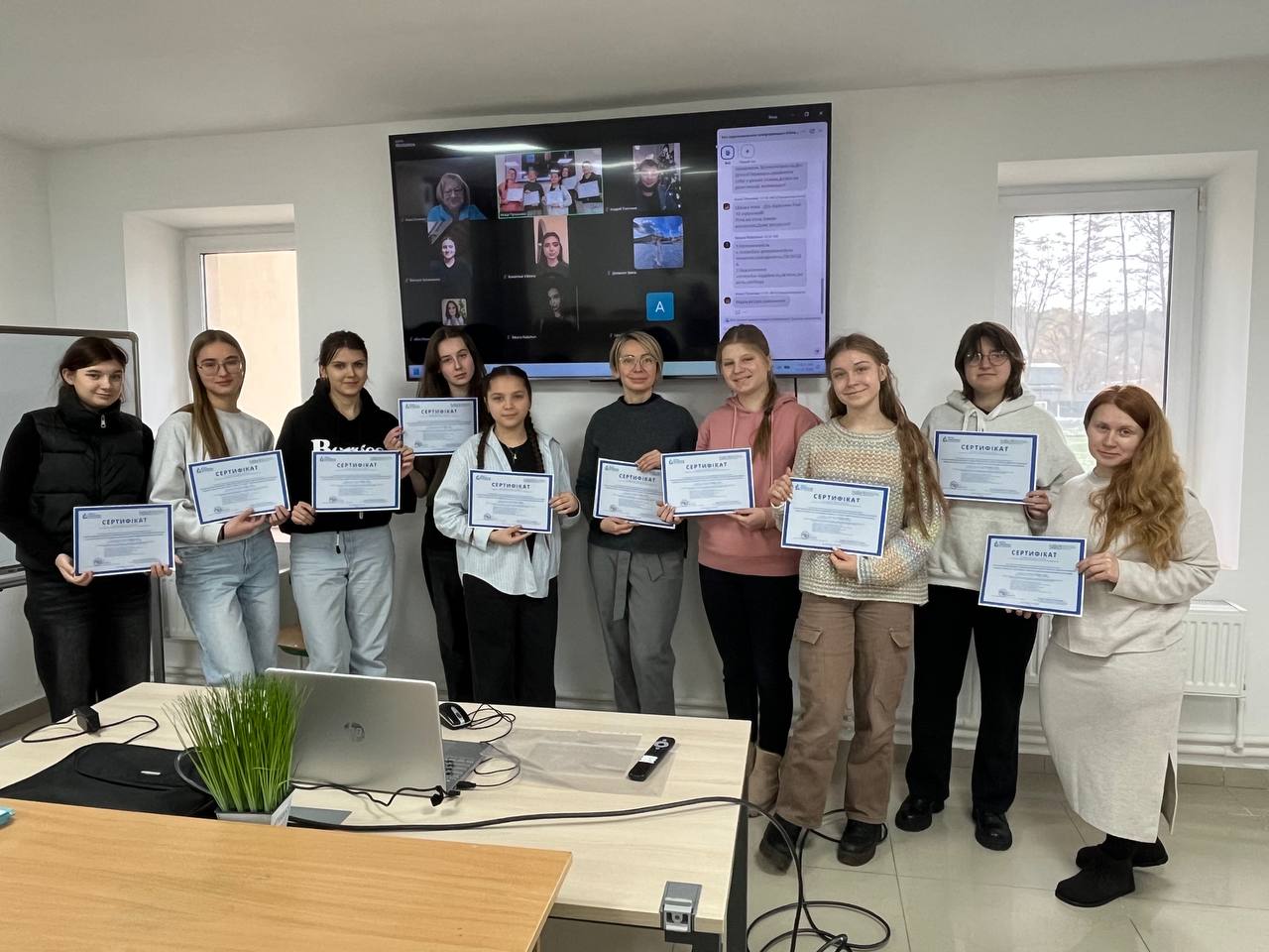 Учасникам проєкту “Щоденник турботи про себе” вручили сертифікати