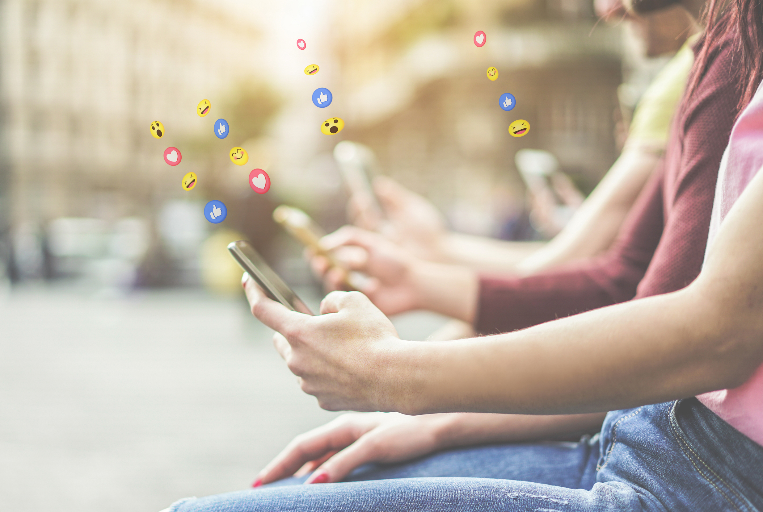 Онлайн-реальність: як соціальні мережі впливають на самооцінку підлітків